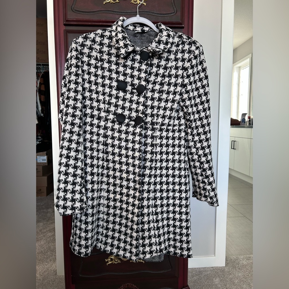 Stylish Black and White Houndstooth Women's Coat